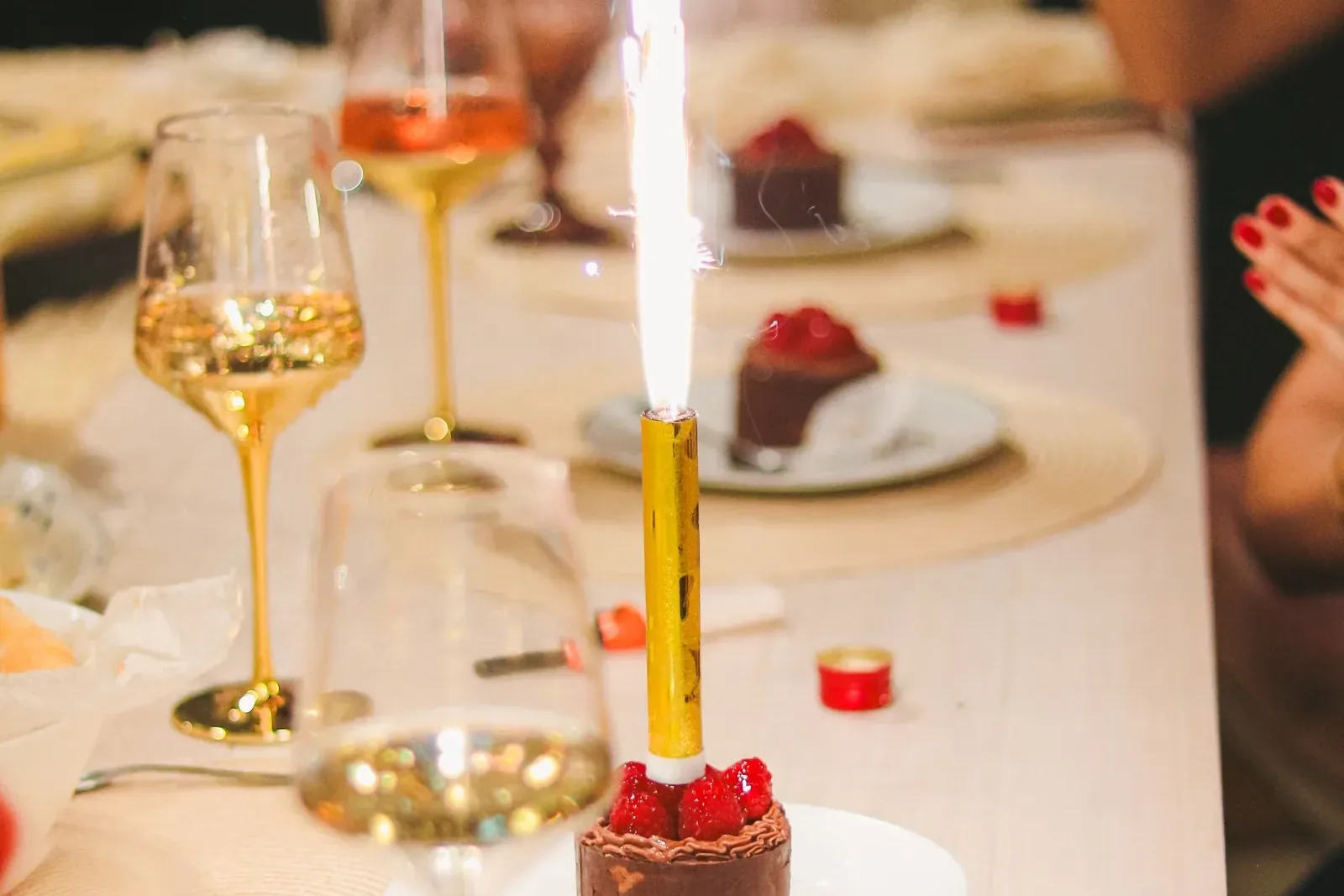 Festtafel mit Sektgläsern und Wunderkerze (Symbolbild)