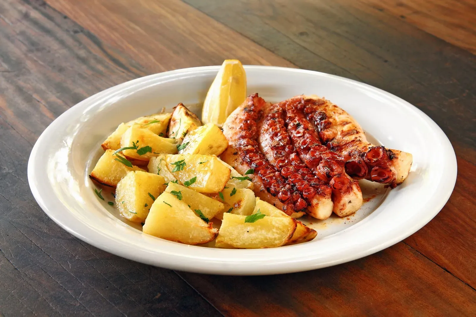 Gegrillter Oktopus mit Kartoffeln und Zitrone (Symbolbild)