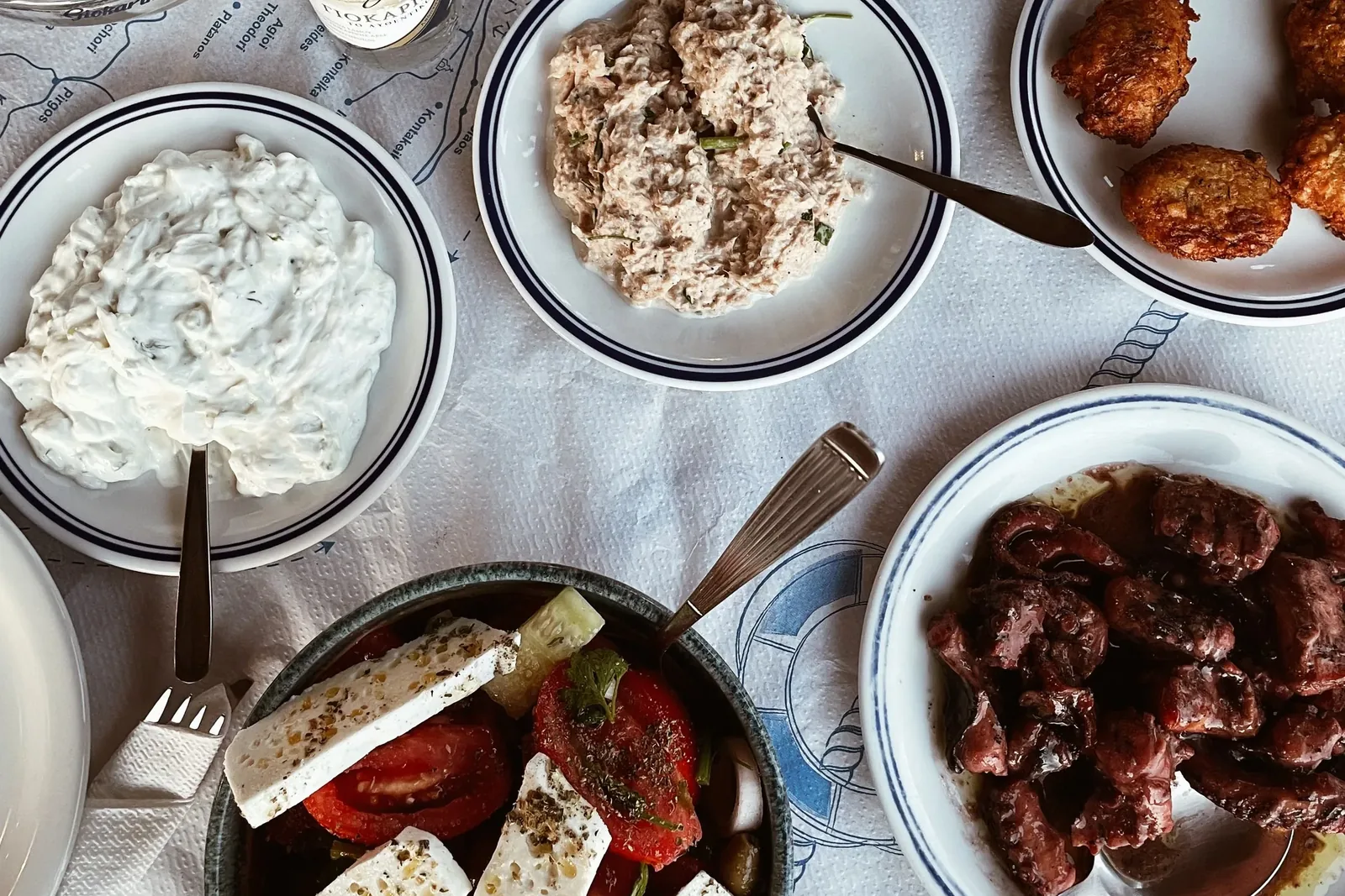 Meze von oben: Tzatziki, Dips, Feta und Fleischbällchen (Symbolbild)