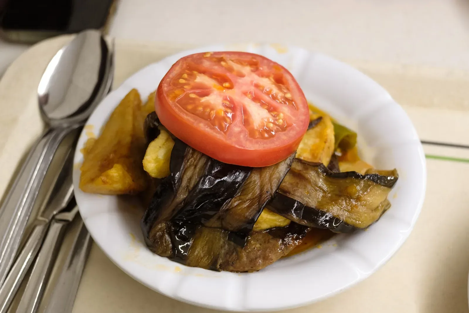 Gegrillte Aubergine mit Tomate und Kartoffeln (Symbolbild)