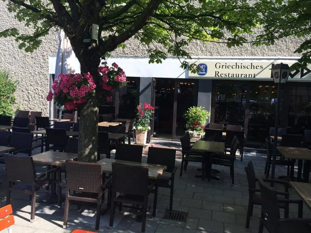 Eingang mit Terrasse und dem Schild Griechisches Restaurant