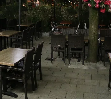 Terrasse am Abend mit Laternen und Blumen