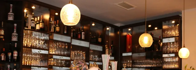 Theke mit Gläserregal